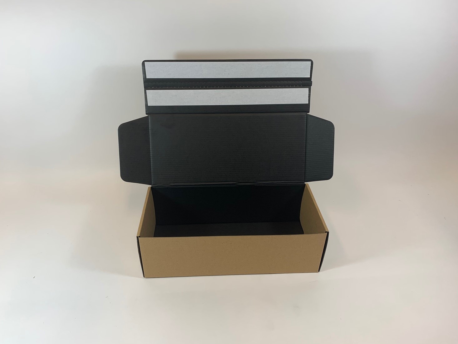 Bedenken muis Seizoen Webshop verzend retour doos kraft bruin buitenzijde, zwart binnenzijde 32x14x10 cm S - ZPH verpakkingen Bedenken muis Seizoen Webshop verzend retour doos kraft bruin buitenzijde, zwart binnenzijde 32x14x10 cm S - ZPH verpakkingen