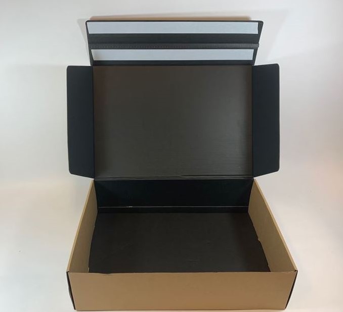 Arena Decoratie vertegenwoordiger Webshop verzend retour doos kraft bruin buitenzijde, zwart binnenzijde  45x31x12 cm L - ZPH verpakkingen