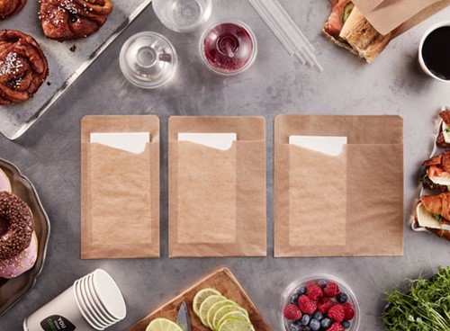 SNACKSACHETTO MEDIUM BRUIN BLANCO met servet 143x210 mm