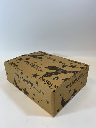 KERSTPAKKETDOOS 350x260x110  1 Kleur rood of zwart  KERSTOPDRUK