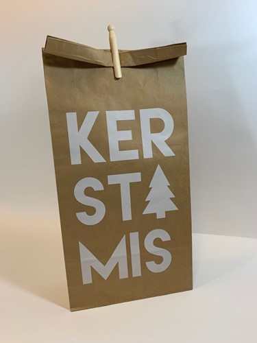 KERSTMIS PAPERBAG 500x130x800 mm bruin / witte opdruk incl knijper L   op = op